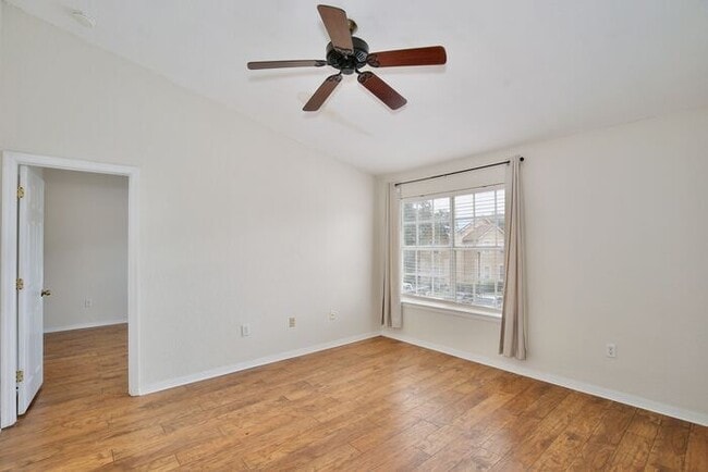 Building Photo - Stylish 3/2 Corner-Unit Condo with Resort ...