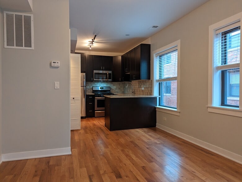 Primary Photo - 2203 W Eastwood Ave