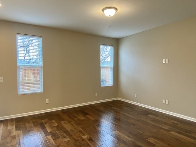 Building Photo - 1021 Livingstone Ln
