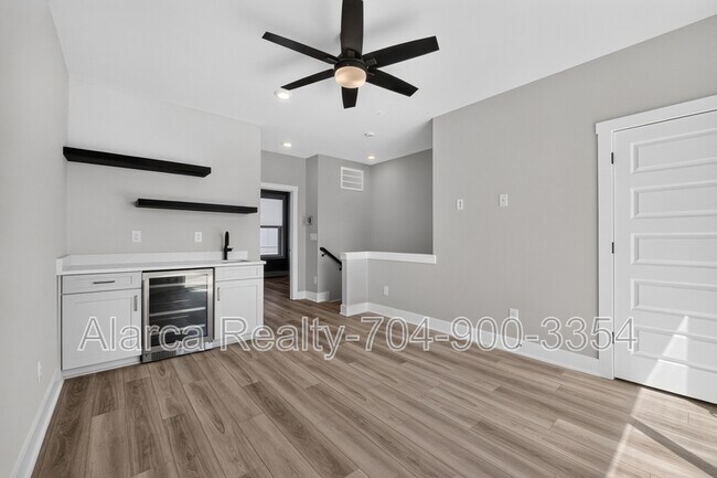 Building Photo - 5018 Tiny Ln