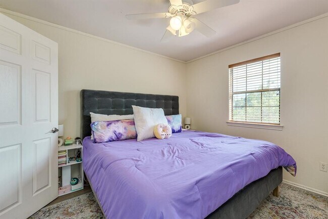 Building Photo - 6210 Cape Coral Dr