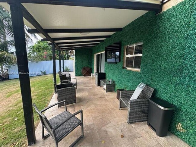 Building Photo - 880 NW 123rd Ct