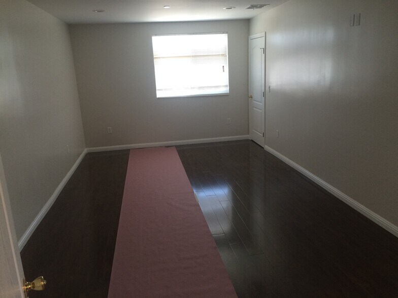 Building Photo - 628 W 84th St