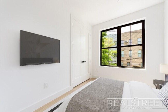 Building Photo - Brand new 4 Bed 3 Bath in Williamsburg