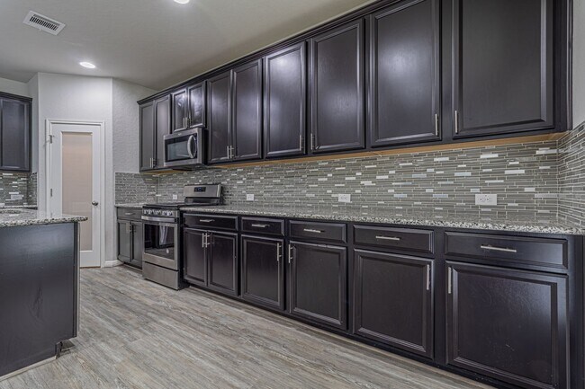 Building Photo - GORGEOUS 4BR 2.5 BATH WITH LOTS OF NEIGHBORHOOD AMENITIES! Available August 7th!