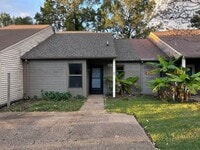 Building Photo - Cozy 2-Bedroom Townhome in Virginia Beach ...