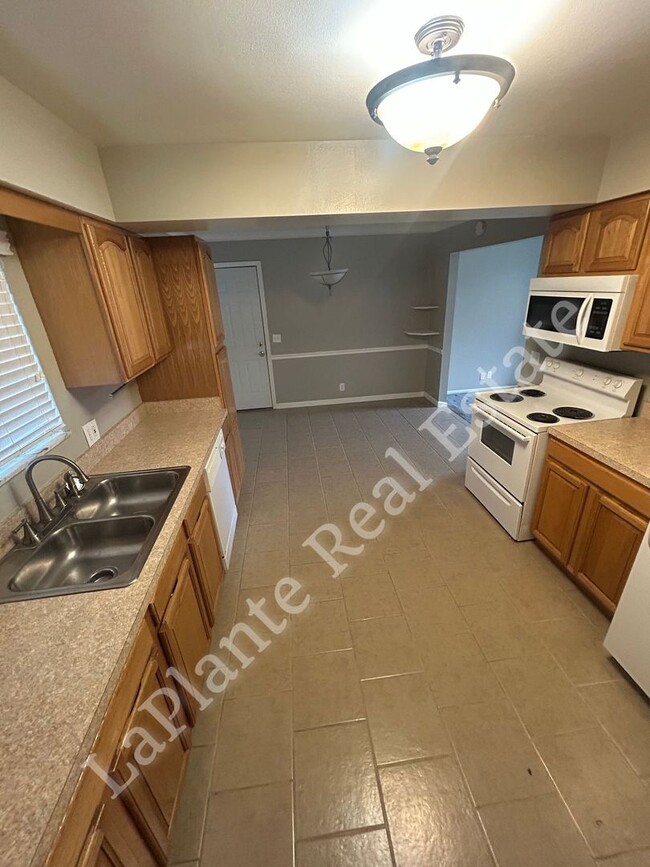 Building Photo - 1921 Northover Rd