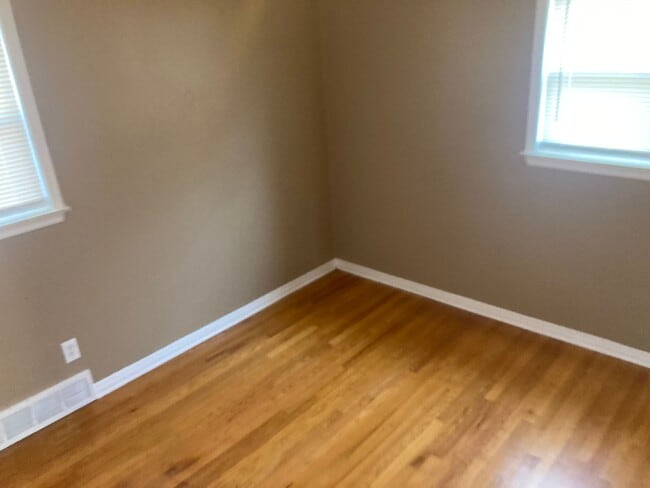 Building Photo - 3 bedroom, 2 FULL Bath Brick Ranch - HW Floors - Finished Bsmt - 1 car garage - Sec. 8 OK