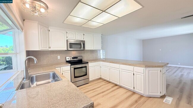Building Photo - 750 N Paradise Valley Ct