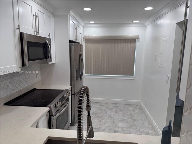 Building Photo - 3571 Inverrary Dr