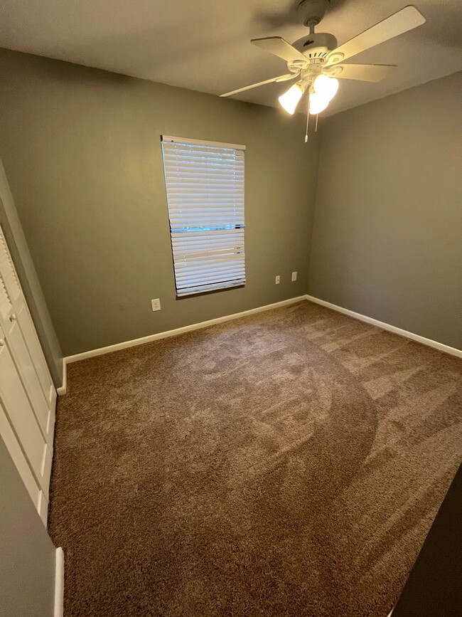 Building Photo - 2 Bed| 1 Bath NEW CARPET !