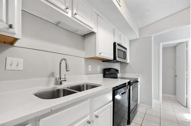 Building Photo - Welcome to this charming 2-bedroom, 1.5-ba...