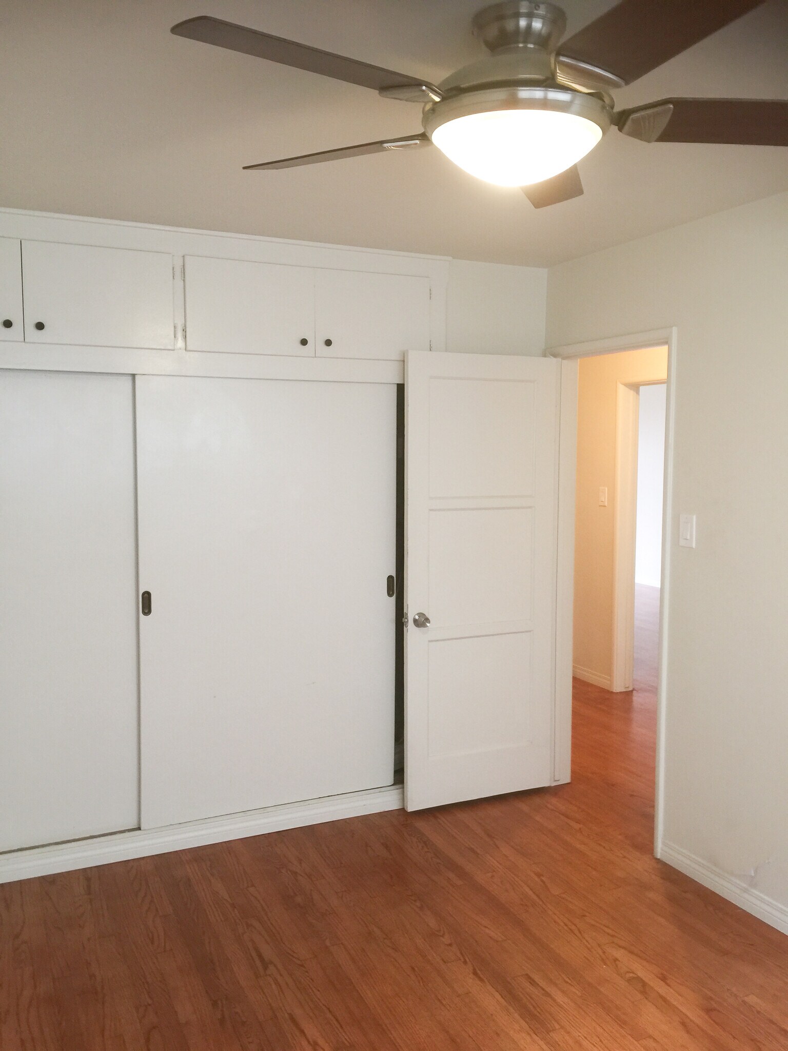 Building Photo - 933 E 1st St