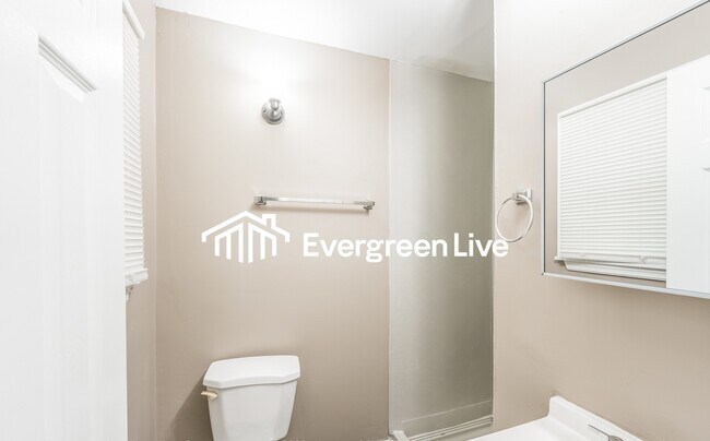 Building Photo - 913 27th Ave NE