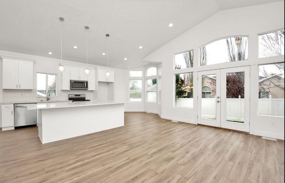 Building Photo - 1511 Lakeview Dr