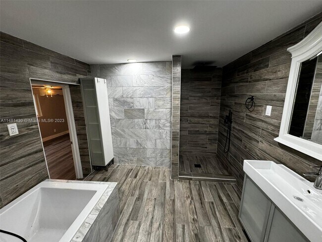 Building Photo - 4206 SW 28th St