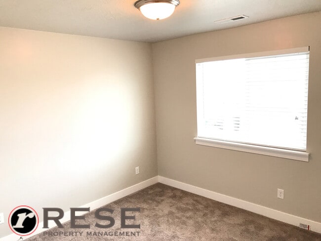 Building Photo - Beautiful Edge Townhome in Bluffdale