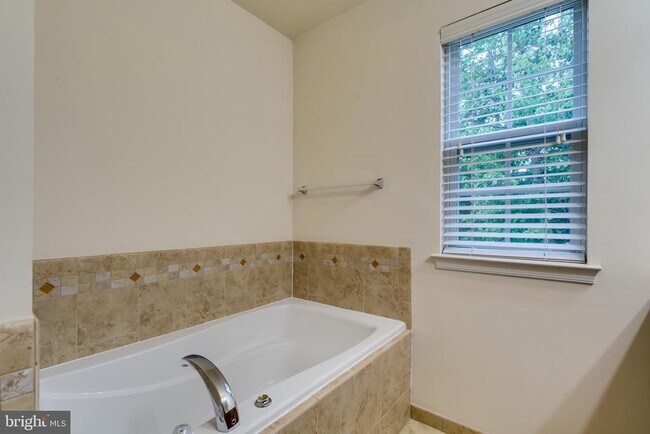 Building Photo - 2655 Glenriver Way