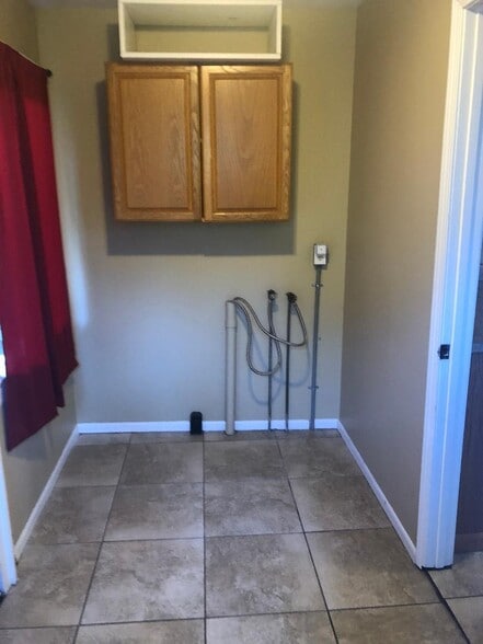 Building Photo - 5645 Charles Pl