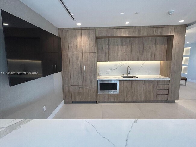 Building Photo - 801 N Venetian Dr