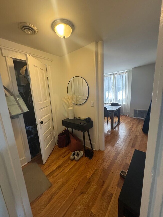 Building Photo - Great Wicker Park Location! Renovated 2 BR!