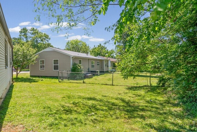 Building Photo - 3 Bedroom Home For Rent Near Lowes On Madison Street!