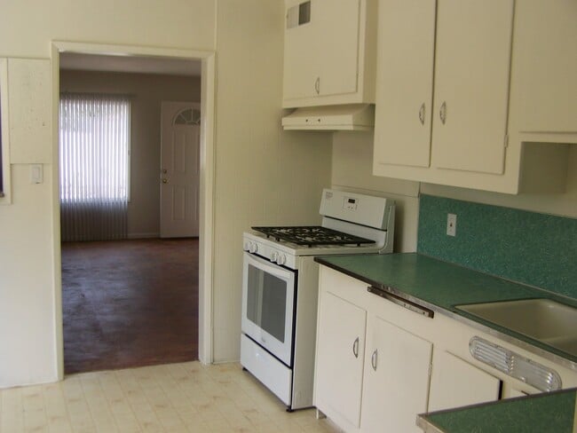 Building Photo - 2 Bed +1 Bath SINGLE FAMILY HOME + HUGE ba...