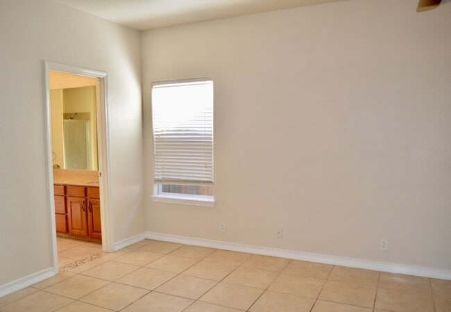 Building Photo - Rare custom stucc home 3 bed 2 bath