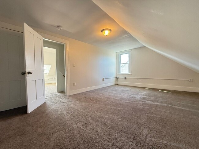 Building Photo - 208 Main St