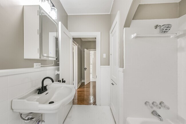 Building Photo - 2606 Oakdale St