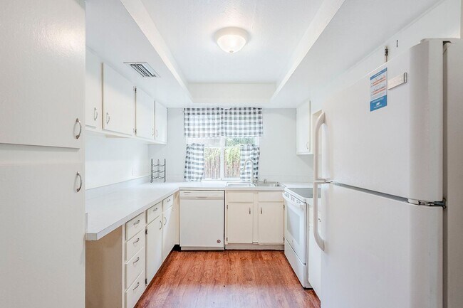 Building Photo - 3 Bed 2.5 Bath Pet-Friendly Retreat by The...