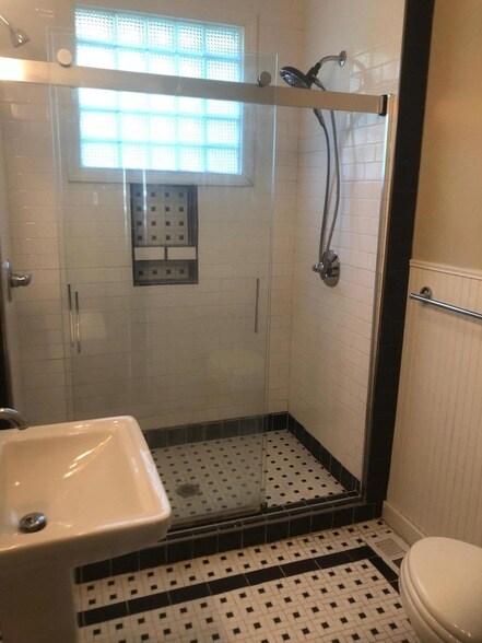 Building Photo - 1704 Oak St