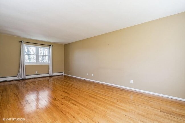 Building Photo - 126 Linden Ln