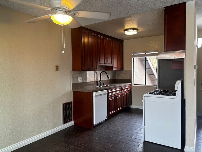 Building Photo - 101 Avenida Las Brisas