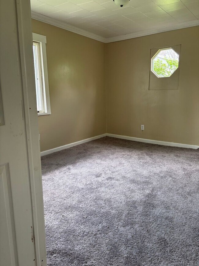 Building Photo - 3 Bedroom Ranch by the River