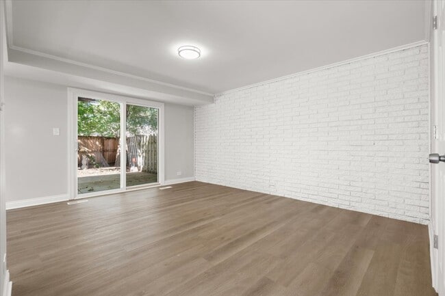 Building Photo - 1704 N Drury Ln