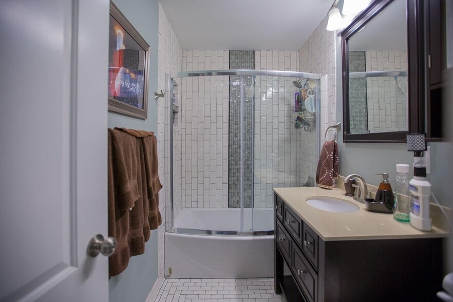 Full Bath - 3000 Golden Rd