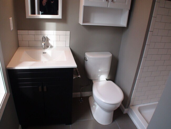 Building Photo - Charming Home Near Hessel Park