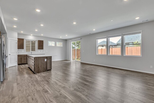Building Photo - Spacious Puyallup Home with Room for the E...