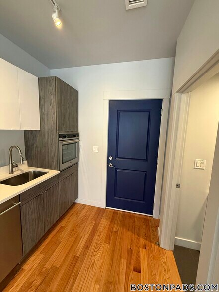 Building Photo - 145 Munroe St