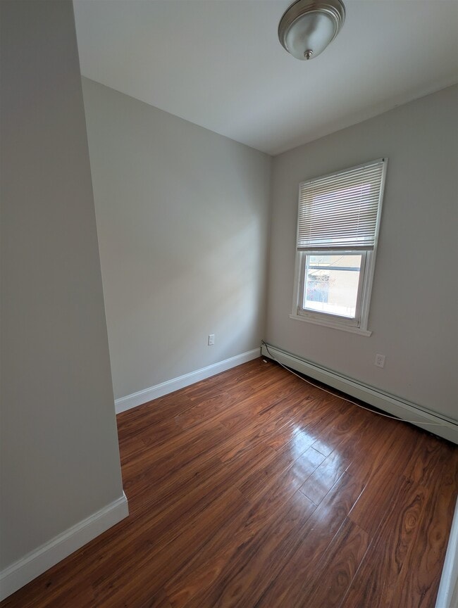 Building Photo - 719 28th St