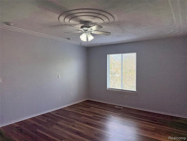Building Photo - 1116 Lakeview Cir
