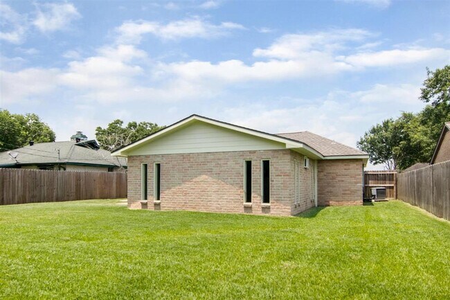 Building Photo - 112 Brigadoon Ln