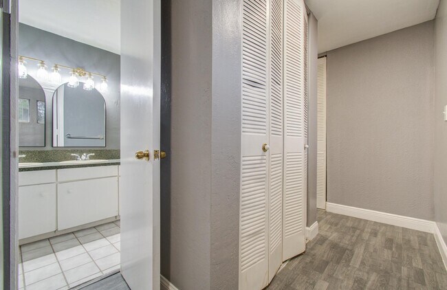 Building Photo - 417 Brook Hollow Dr