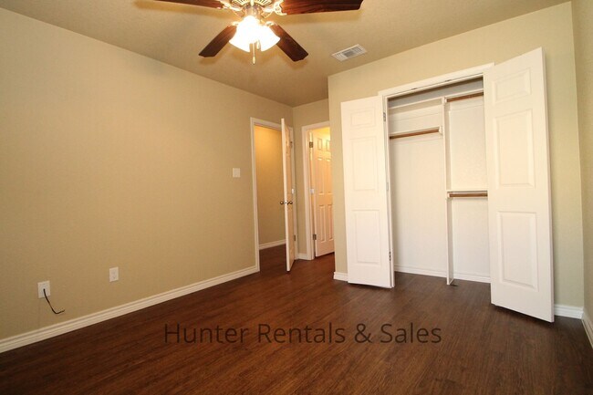 Building Photo - Spacious three-bedroom