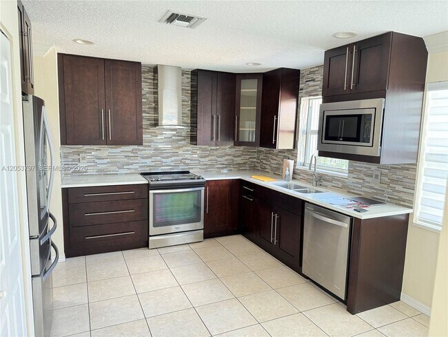 Building Photo - 7129 Crescent Creek Pl
