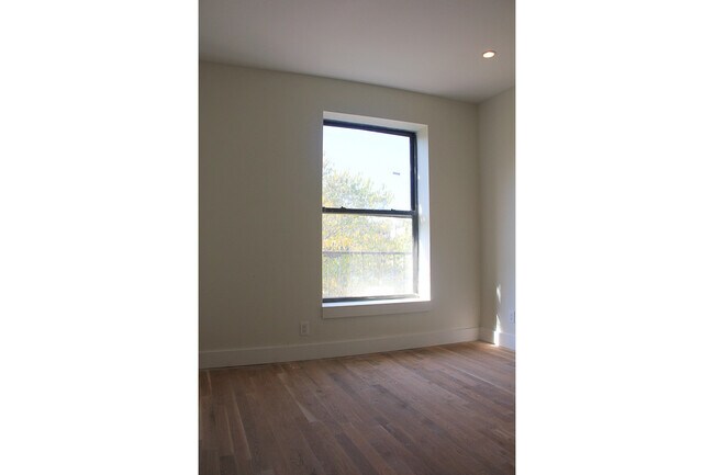 Building Photo - 30 Claver Pl