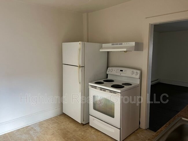 Building Photo - 357 Locust St