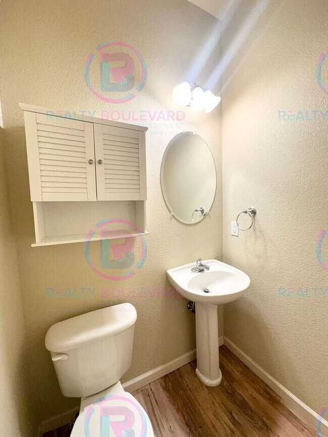 Building Photo - 3 Bedroom 2.5 Bathroom + Loft & 2 Car gara...