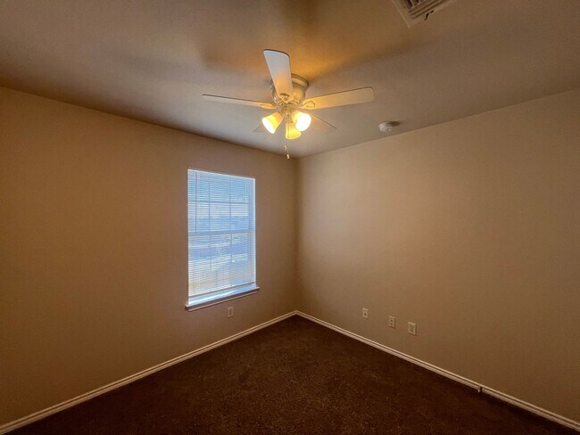 Building Photo - 5811 Golf Bend